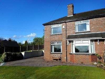 SUNSET VIEW, Comfortable spacious house in the beautiful County of Staffordshire