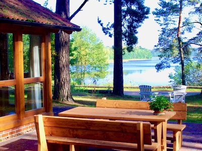 ¡Su hermosa casa en el lago con chimenea, sauna y excelente vista al lago! Con estación de carga electrónica