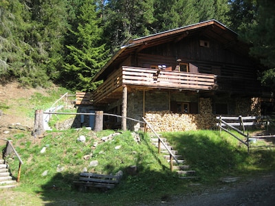 gemütliche Hütte für Skifahrer und Bergwanderer