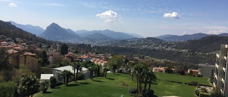 Panorama auf Lugano, das Schwimmbad und die Liegewiese