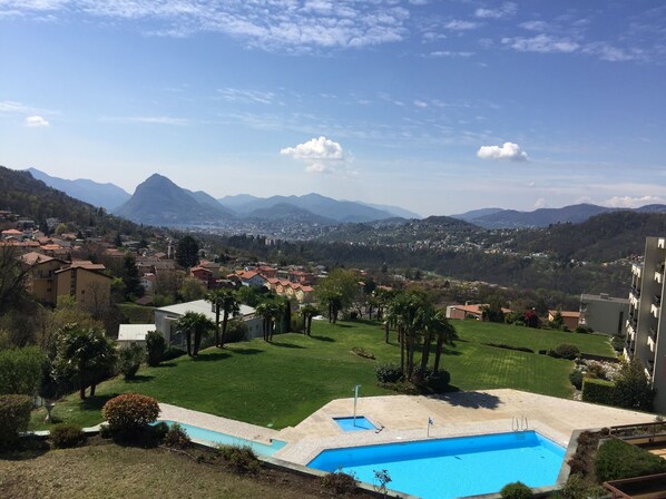 Panorama auf Lugano, das Schwimmbad und die Liegewiese