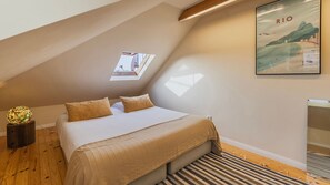 Relax under the natural light in this charming attic bedroom, complete with soft tones for a peaceful stay.
 #NaturalLight #comfort #portugal #pt #lisbon