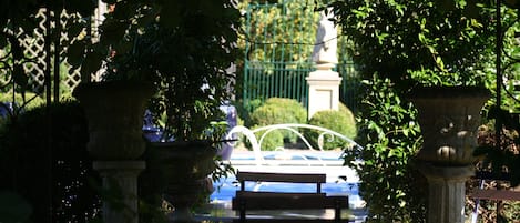 One of several seating areas. The grand Kiwi arch
