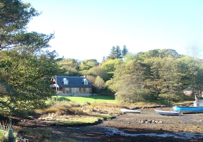 Ein Haus am Ufer der Isleornsay Bay mit spektakulärem Berg- und Meerblick