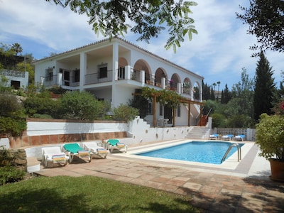 Spacious 5 bedroom 5 bathroom family villa with spectacular views to the sea