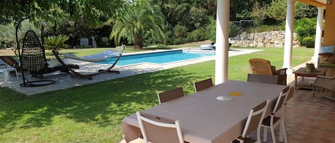 Piscine, soleil et repos sans vis à vis