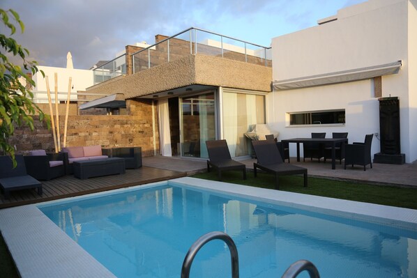 Terrasse und Swimmingpool