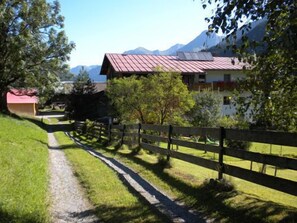 Ferienhaus Wechner.Ansicht Südseite.
Großer Gastgartenbereich.Hinterhausweg.