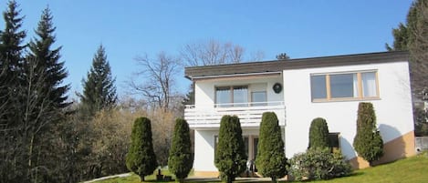 Unser schöner Bungalow (Wohnung ist im 1. Stock) im Sommer