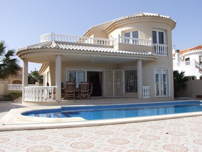 Hermosa villa en primera línea con impresionantes vistas al mar y piscina privada muy grande