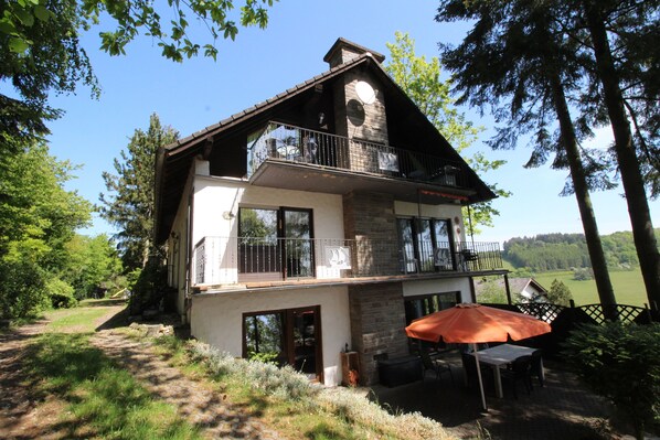 Das Ferienhaus EifelNatur von der Auffahrt aus gesehen. 