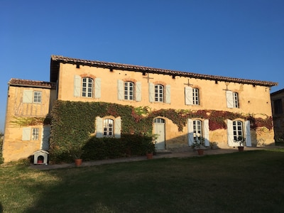 To relax in a 18th with pool in Toulouse country.