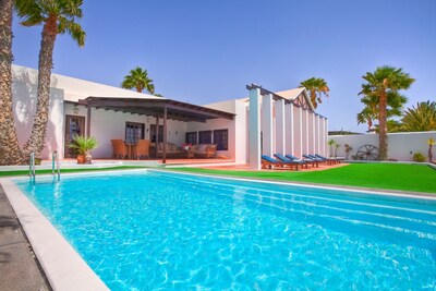 Villa con piscina privada climatizada con vista al mar