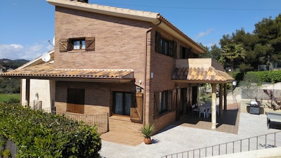 Casa 19 personas.2,5km playa,8km Sitges,45km Barcelona y Tarragona,Wifi gratis