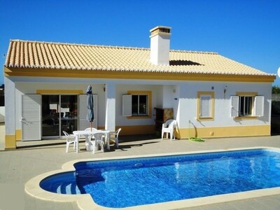 Villa moderna, tranquila, piscina privada, cerca del mar, en la reserva natural, 6 camas