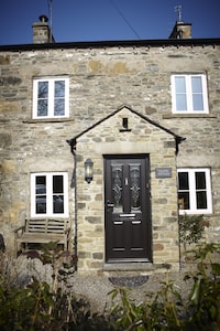 Chapel Cottage -Central Kirkby Lonsdale - quiet courtyard with parking & garden.