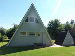 Rückseiten-Ansicht Eingangsbereich inkl. Gartenhaus