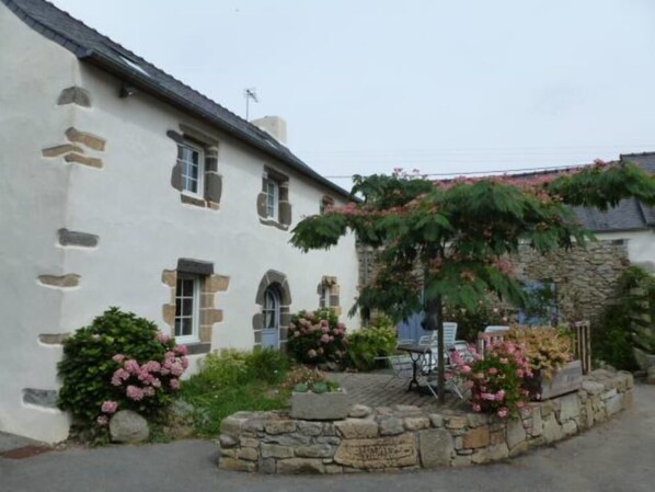 .Le gîte du TY-COZ Côté Sud avec table et 2 transats