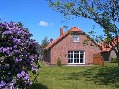 Casa de vacaciones independiente con un gran jardín en una zona tranquila.