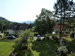 Blick über den Garten auf die Berge