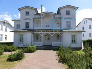 Villa Berthas Heim von der Straße aus.