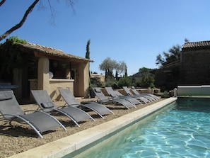 pool bar : évier, frigo, lave vaisselle, ampli enceintes 2x80w