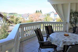 Großer Balkon am Wohnbereich