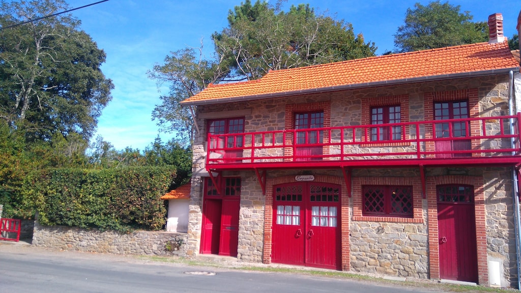 Maison de caractère  Bois de la Chaise  12 personnes  400m de la