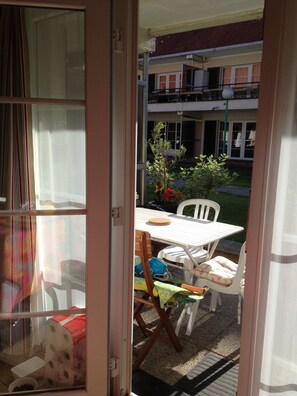 Blick von der Wohnküche auf die Terrasse und den Innengarten.