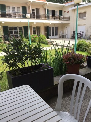 Terrasse und Innengarten