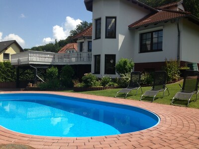 Ferienhaus für 8 Gäste mit Pool, Kamin, Spielplatz, großer Garten 