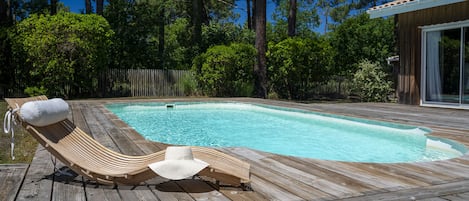 Piscine vue pinède.