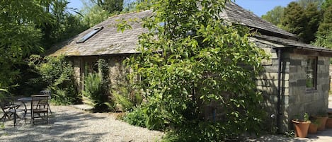 Little Barn and courtyard area