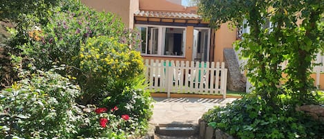 Fachada de la casa a 35 metros de la playa.