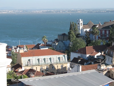 Panoramablick auf Altstadt, Schloss und Tejo. Eine ruhige Insel in der Altstadt