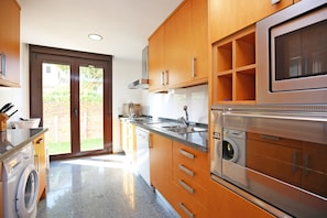 Modern and Fully Equipped Kitchen 