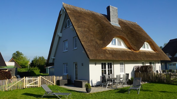 Casa Baltica - Terrassenseite  mit eingefriedeter Grünfläche