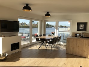 Extra grosse Fenster lassen den Blick auf Wasser und Hafen frei.