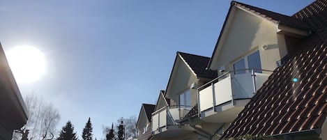 Blick auf Haus, Wohnung und Balkon mit Sonne bis in den Abend