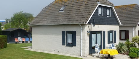 Hausansicht mit  2.Terrasse und Blick auf das Gelände