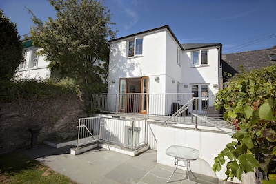 PRIVATE PARKING, Cottage in Padstow, old part of town, family & pet friendly 