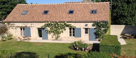 Maison ancienne sur 2 niveaux, 4 chambres, beau jardin