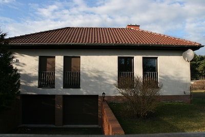 Schönes Ferienhaus in waldreicher Lage mit großem Garten. Haustiere willkommen.