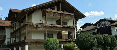 Unsere Ferienwohnung mit grossem Balkon ist links im Hochparterre.