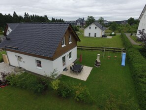 Ferienhaus mit Terrasse und Garten, Grill und Spielgeräte