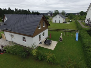 Ferienhaus mit Terrasse und Garten, Grill und Spielgeräte