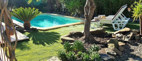 Le jardin coté piscine