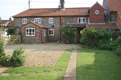 DOG FRIENDLY FLINT COTTAGE WITH SWIMMING POOL, AGA, OPEN FIRE  SLEEPS 8 