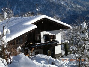 Verschneites Heutal-Haus im Winter