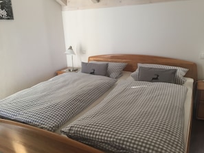 Südschlafzimmer mit TV und Balkon